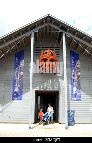 Sutton Hoo Helmet Sculpture all'ingresso della Exhibition Hall, Sutton Hoo, Woodbridge, Suffolk, Inghilterra, Regno Unito Foto Stock