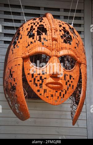 Sutton Hoo Helmet Sculpture all'ingresso della Exhibition Hall, Sutton Hoo, Woodbridge, Suffolk, Inghilterra, Regno Unito Foto Stock