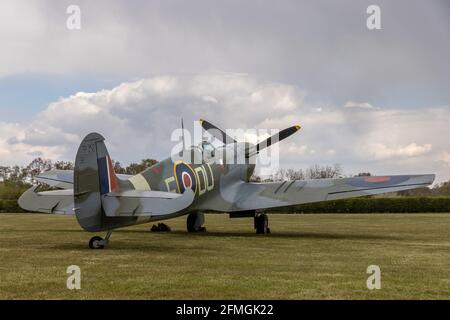 Supermarine Spitfire AR501 in esposizione statica al Season Premiere Drive-in Airshow a Shuttleworth, Old Warden, domenica 2 maggio 2021 Foto Stock