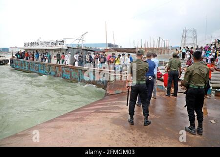 Dhaka, Dhaka, Bangladesh. 9 maggio 2021. Maggio, 09, 2021 i migranti aspettano il traghetto sulla riva del fiume Padma mentre lasciano la capitale durante il blocco dopo l'epidemia di coronavirus COVID-19 nella periferia di Munshigonj Dhaka, Bangladesh Credit: Harun-or-Rashid/ZUMA Wire/Alamy Live News Foto Stock