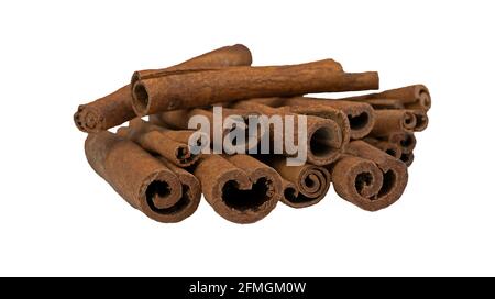 Un mazzo di bastoncini di cannella isolati su uno sfondo bianco. Spezie aromatiche. Pila di bastone di cannella fuoco selettivo. Foto Stock