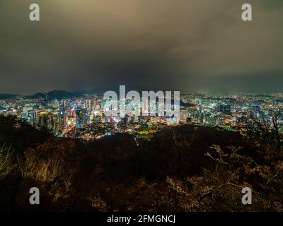 Bellissimo edificio architettonico intorno alla città di Seoul di notte a Sud Corea Foto Stock