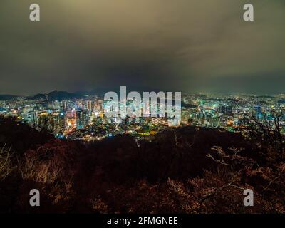 Bellissimo edificio architettonico intorno alla città di Seoul di notte a Sud Corea Foto Stock