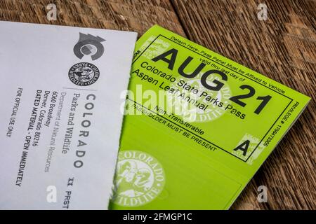 Fort Collins, CO, USA - 9 agosto 2020: Il pass annuale per i parchi statali del Colorado è arrivato per posta - il pass Aspen Leaf per gli anziani. Foto Stock