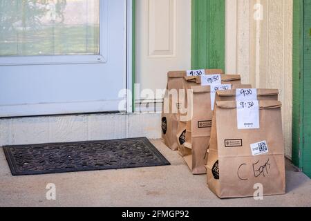 Fort Collins, CO, USA - 31 marzo 2020: Sacchetti marroni con generi alimentari e prodotti freschi consegnati in casa da tutto il mercato alimentare e ordine attraverso Amazon Foto Stock