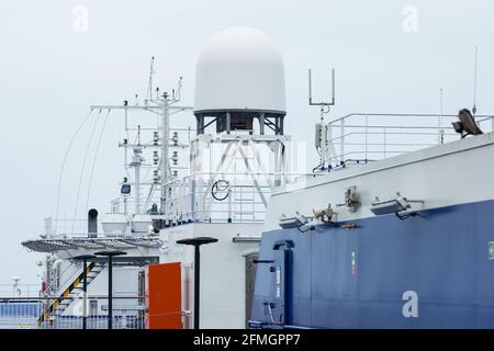 Cherbourg en Cotentin, Francia. 28 Feb 2021. Palo dei traghetti e radar di navigazione visti su un traghetto Stena Estrid che lascia il porto dei traghetti di Cherbourg, situato nel nord della penisola del Cotentin, nel nord-ovest della Francia. Il porto dei traghetti di Cherbourg funge da punto di accesso alla regione della Normandia, a Parigi e in poi a Belgio, Olanda e Germania. Credit: SOPA Images Limited/Alamy Live News Foto Stock