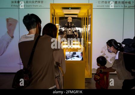 Hong Kong, Cina. 8 maggio 2021. I visitatori sono visti durante la mostra "ROBOTS" presso l'Hong Kong Science Museum di Hong Kong l'8 maggio 2021. La mostra esplora la storia di 500 anni dei robot umanoidi e la ricerca artistica e scientifica per capire cosa significa essere umani. Credit: SOPA Images Limited/Alamy Live News Foto Stock