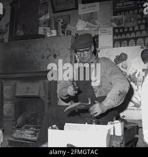 Anni '60, storico, un cobbler maschile in berretto di stoffa al lavoro, con martello in mano, riparando una scarpa da donna, Scozia, Regno Unito. Un'occupazione tradizionale che risale a secoli fa, un acciottolo era qualcuno che menava o riparava calzature e spesso, altri articoli in pelle. Storicamente, il termine acciottolato è distinto da un calzolaio, una persona che farebbe articoli di calzature. Foto Stock