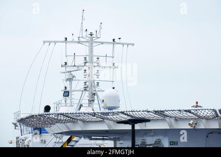 Cherbourg-en-Cotentin, Normandia, Francia. 28 Feb 2021. Palo dei traghetti e radar di navigazione visti su un traghetto Stena Estrid che lascia il porto dei traghetti di Cherbourg, situato nel nord della penisola del Cotentin, nel nord-ovest della Francia. Il porto dei traghetti di Cherbourg funge da punto di accesso alla regione della Normandia, a Parigi e in poi a Belgio, Olanda e Germania. Credit: Karol Serewis/SOPA Images/ZUMA Wire/Alamy Live News Foto Stock