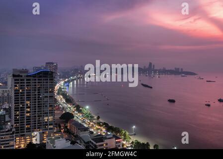 La vista dal mare degli edifici e dei grattacieli A Pattay al tramonto Foto Stock