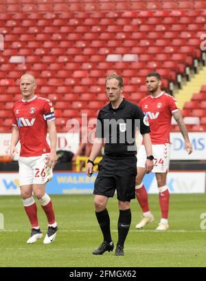The Valley, Londra, Regno Unito. 9 maggio 2021. English Football League One Football, Charlton Athletic vs Hull City; Referee Martin Coy orologi giocare con Watson of Charlton Credit: Action Plus Sports/Alamy Live News Foto Stock