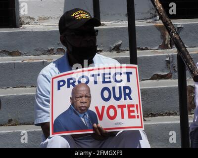 Selma, Alabama, Stati Uniti. 8 maggio 2021. Un veterano della guerra del Vietnam ha un cartello che chiede di 'proteggere il nostro voto' con una foto del defunto Rep. John Lewis. Credit: Sue Dorfman/ZUMA Wire/Alamy Live News Foto Stock