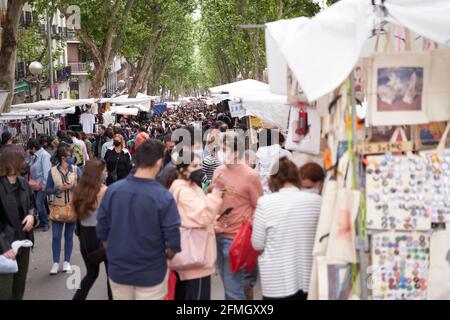 MADRID, SPAGNA - 09 MAGGIO 2021: Folle di persone nella via di Ribera de Curtidores, dove si trova il famoso mercato di Madrid dopo Foto Stock