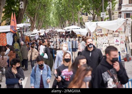 MADRID, SPAGNA - 09 MAGGIO 2021: Folle di persone nella via di Ribera de Curtidores, dove si trova il famoso mercato di Madrid dopo Foto Stock