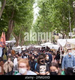 MADRID, SPAGNA - 09 MAGGIO 2021: Folle di persone nella via di Ribera de Curtidores, dove si trova il famoso mercato di Madrid dopo Foto Stock