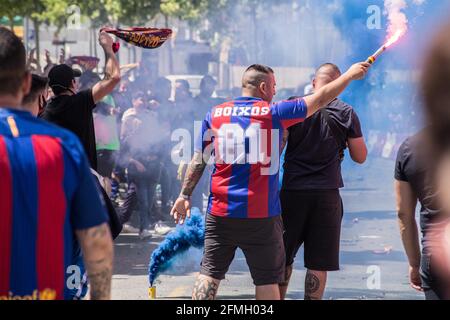 Barcellona, Catalogna, Spagna. 8 maggio 2021. Il tifoso del FC Barcelona è visto con un flare.il gruppo di tifosi degli Ulisse del Futbol Club Barcelona, Boixos Nois (Crazy Boys) si sono riuniti fuori dallo stadio Camp Nou per motivare la squadra prima della partita contro il Club Atletico de Madrid per il 35° round della Liga, la lega di calcio spagnola. La vittoria di Barça metterà la squadra, attualmente in terza posizione, davanti all'Atletico de Madrid, che occupa la prima posizione. Credit: Thiago Prudencio/DAX/ZUMA Wire/Alamy Live News Foto Stock