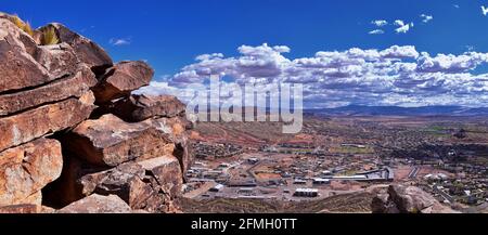 Vista sui sentieri escursionistici di Shinob Kibe, Mesa con vista su Washington City di St George, nel sud-ovest dello Utah. Vette sacre della tribù Paiute meridionale. ONU occidentale Foto Stock