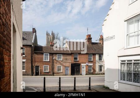 Viste della Cattedrale di Canterbury e delle terrazze vittoriane da Havelock Street verso Broad Street Foto Stock