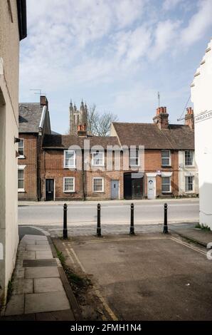 Viste della Cattedrale di Canterbury e delle terrazze vittoriane da Havelock Street verso Broad Street Foto Stock