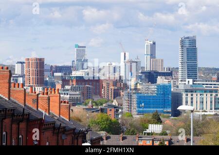 Architettura vecchia e nuova a Leeds. Dalle case di ritorno a quelle di Yorkshires, l'edificio più nuovo e più alto della "Altus House" Foto Stock