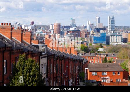 Architettura vecchia e nuova a Leeds. Dalle case di ritorno a quelle di Yorkshires, l'edificio più nuovo e più alto della "Altus House" Foto Stock