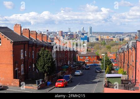 Architettura vecchia e nuova a Leeds. Dalle case di ritorno a quelle di Yorkshires, l'edificio più nuovo e più alto della "Altus House" Foto Stock