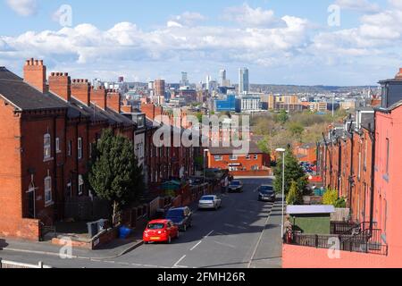 Architettura vecchia e nuova a Leeds. Dalle case di ritorno a quelle di Yorkshires, l'edificio più nuovo e più alto della "Altus House" Foto Stock