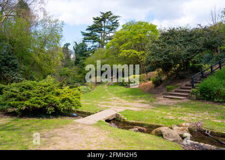 Churchill giardini di Southend on Sea, Essex, Regno Unito. Appartato e tranquillo giardino ornamentali con stream e cascata. Paesaggio da Ian WALKER Foto Stock