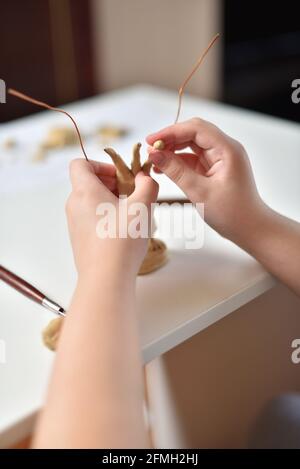 Adolescente imparare a scolpire le figure dalla plastilina Foto Stock