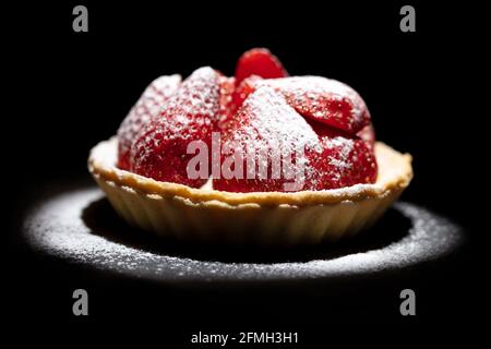 Strawbert Tart spolverato con zucchero a velo Foto Stock
