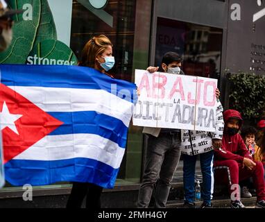 Londra, Regno Unito. 09 maggio 2021. Durante la manifestazione un protestore detiene una bandiera di Cuba. I manifestanti hanno protestato nei pressi dell'ambasciata di Cuba, Londra, per uno sciopero della fame a Cuba, il regime cubano ha agito contro artisti di Cuba che sono sotto regolare sorveglianza della polizia, arresti di casa e detenzione. L'artista, Luis Manuel Otero Alcántara, artista cubano contemporaneo e leader del movimento degli artisti dissidenti di San Isidro, ha iniziato il 25 aprile 2021 uno sciopero della fame e della sete contro le pratiche repressive cubane. Credit: SOPA Images Limited/Alamy Live News Foto Stock