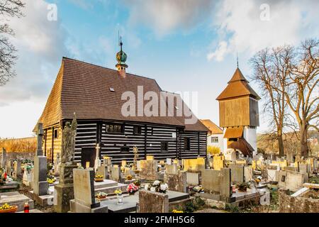 Antico cimitero e chiesa in legno di San Giovanni Battista con campanile rinascimentale costruito nel 16 ° secolo nel villaggio di Slavonov, repubblica Ceca. Foto Stock