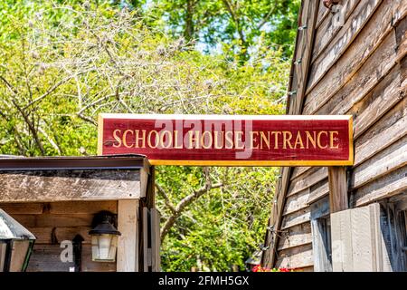 St. Augustine, città vecchia del centro della Florida con la più antica casa scuola di legno nel quartiere coloniale spagnolo in estate con l'ingresso con il testo del cartello rosso Foto Stock