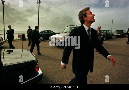 Tony Blair arriva per la sessione finale del Labour Party Conference 1999 a Bournemouth Foto Stock