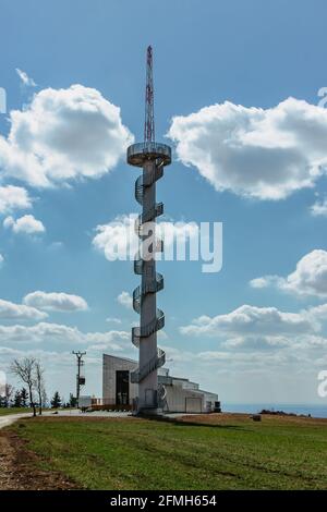 Torre di osservazione moderna sulla collina di Sibenik, vicino al villaggio di Novy Hradek, Eagle, Orlicke, Montagne, Repubblica Ceca.colonna della centrale eolica originale Foto Stock