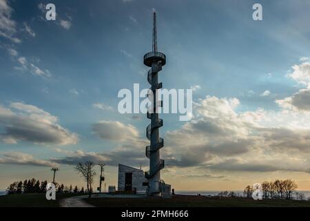 Torre di osservazione moderna sulla collina di Sibenik, vicino al villaggio di Novy Hradek, Eagle, Orlicke, Montagne, Repubblica Ceca.colonna della centrale eolica originale Foto Stock