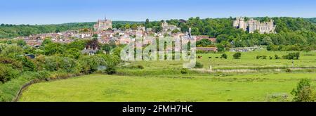 Vista panoramica della città mercato di Arundel, che mostra la città di Arundel e il castello di Arundel, sul South Downs a Spring in West Sussex, Inghilterra, Regno Unito. Foto Stock