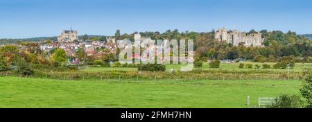 Vista panoramica della città mercato di Arundel, che mostra la città di Arundel e il castello di Arundel, sulle Downs Sud in autunno nel Sussex Ovest, Inghilterra, Regno Unito. Foto Stock