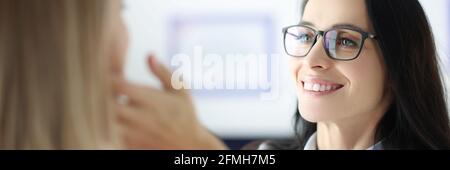 Donne medico palpating pazienti linfonodi submandibolari Foto Stock