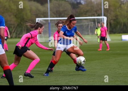 Milngavie, Regno Unito. 09 maggio 2021. Kirsten Reilly (n.8) di Rangers Women FC ottiene la palla sotto controllo durante la Scottish Building Society Scottish Women's Premier League 1 Fixture Rangers FC Vs Glasgow City, Rangers Training Complex, Milngavie, East Dunbartonshire. 09/05/2021 | Credit: Colin Poultney/Alamy Live News Foto Stock