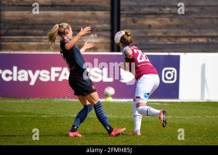 Dagenham, Regno Unito. 09 maggio 2021. Laura Vetterlein (26 West Ham United) dirige la palla in avanti durante il gioco Barclays fa Womens Super League tra West Ham United e Manchester City al Chigwell Construction Stadium di Dagenham, Inghilterra Credit: SPP Sport Press Photo. /Alamy Live News Foto Stock