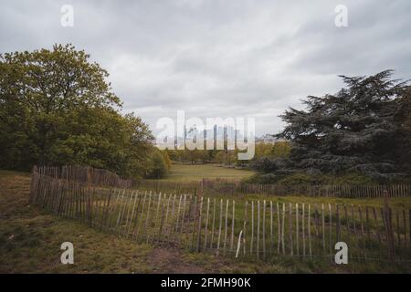 Greenwich, Londra | UK - 2021.05.08: Vista del Canary Wharf dalla collina di Greenwich Foto Stock