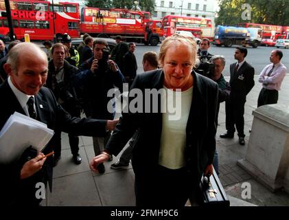 MO MOWLAM 1999 OTTOBRE ARRIVA ALL'UFFICIO DEL GABINETTO QUANDO INIZIA IL SUO LAVORO COME MINISTRO DELL'UFFICIO DEL GABINETTO. Foto Stock