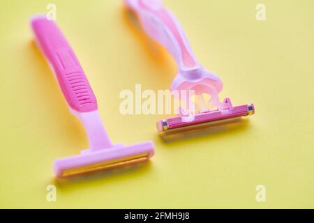 Prodotti per la cura della pelle, rasoi su sfondo giallo Foto Stock