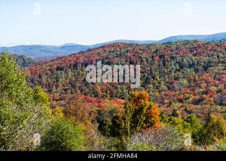 Vista aerea ad alto angolo sul monte Cheat Knob ad ovest Virginia Monongahela foresta nazionale Allegheny montagne si affacciano in autunno con acero colorato Foto Stock