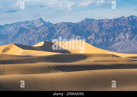 Dune di sabbia e montagne, vista ravvicinata. Death Valley National Park, California Foto Stock