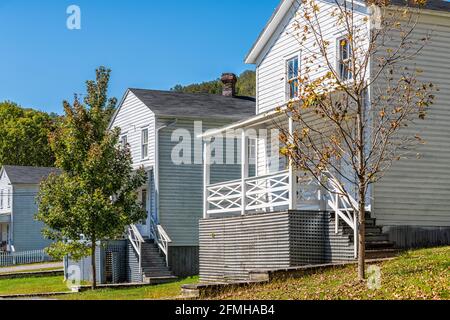 Fila di vecchie case bianche residenziali case singole famiglia costruzione cottage in Cass, West Virginia con vista strada Foto Stock