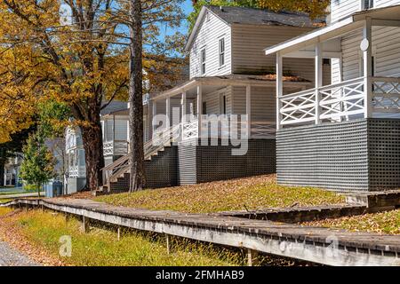 Fila di vecchie case bianche residenziali singoli edifici familiari a Cass, West Virginia con vista strada Foto Stock