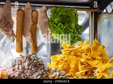 Ingredienti prodotti a base di carne e verdure THAI Street food a Bangkok Thailandia. Foto Stock