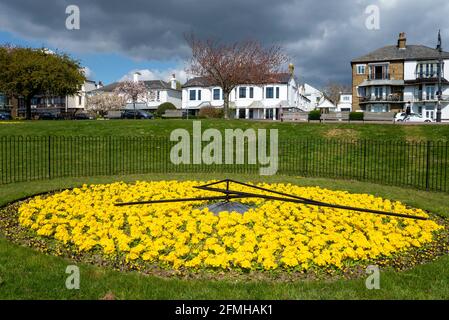 Orologio floreale nei giardini di Clifftown Parade. Proprietà vittoriane, case con posizione in cima alla scogliera che si affaccia sul Tamigi estuario Southend sul mare Essex Foto Stock